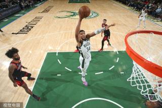 体育王汝恒一家三口甜蜜合照 庆祝两周年纪念日